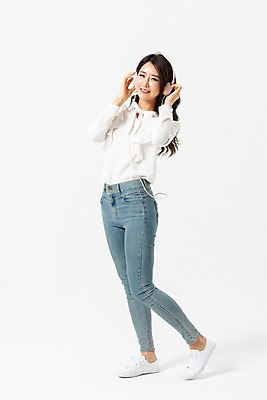 포토 JPG 스튜디오촬영 전신 응시 여자 실내 한명 서기 미소 사람 성인 옆모습 캐주얼 30대 헤드셋 음악감상 듣기 만지기 한국인 청바지 잡기 성인여자한명만 국내포토 1 시선 옷 뷰포인트 음향기기 바지 모션 표정 동양인 내부 장년 헤드폰 감상 여자한명만 성인여자만 파일형식