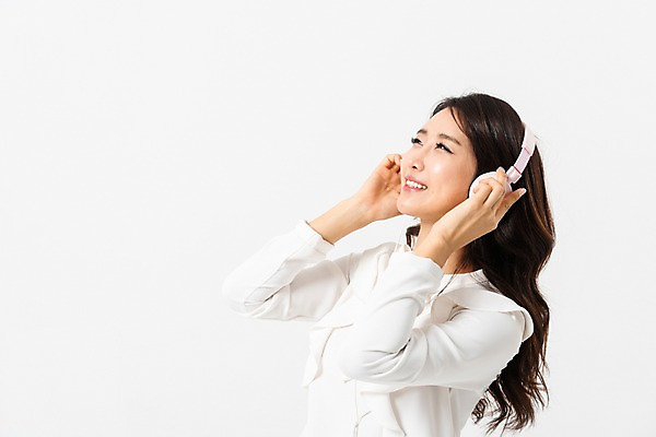 포토 JPG 스튜디오촬영 응시 여자 실내 한명 미소 사람 상반신 성인 옆모습 캐주얼 30대 헤드셋 음악감상 듣기 만지기 한국인 잡기 즐거움 성인여자한명만 국내포토 1 시선 옷 감정 뷰포인트 음향기기 모션 표정 동양인 내부 장년 헤드폰 감상 여자한명만 성인여자만 파일형식