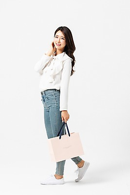 포토 JPG 스튜디오촬영 전신 응시 여자 실내 한명 서기 미소 들기 사람 손짓 성인 옆모습 캐주얼 30대 한개 쇼핑백 손들기 한국인 청바지 성인여자한명만 국내포토 1 시선 옷 뷰포인트 가방 바지 모션 표정 동양인 내부 장년 여자한명만 성인여자만 파일형식