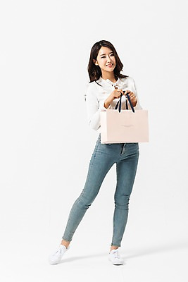 포토 JPG 스튜디오촬영 전신 응시 여자 실내 한명 서기 미소 들기 사람 손짓 성인 앞모습 캐주얼 30대 쇼핑 한개 쇼핑백 한국인 청바지 다리벌리기 성인여자한명만 국내포토 1 시선 옷 뷰포인트 가방 바지 모션 표정 동양인 내부 장년 여자한명만 성인여자만 파일형식