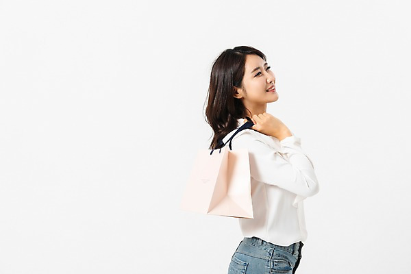 포토 JPG 스튜디오촬영 응시 여자 실내 한명 서기 미소 들기 사람 상반신 성인 옆모습 캐주얼 30대 쇼핑 쇼핑백 한국인 성인여자한명만 국내포토 1 시선 옷 뷰포인트 가방 모션 표정 동양인 내부 장년 여자한명만 성인여자만 파일형식