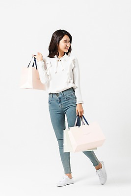 포토 JPG 스튜디오촬영 전신 응시 여자 실내 한명 서기 미소 들기 사람 손짓 성인 앞모습 캐주얼 30대 쇼핑 쇼핑백 여러개 한국인 청바지 성인여자한명만 국내포토 1 시선 옷 뷰포인트 다수 가방 바지 모션 표정 동양인 내부 장년 여자한명만 성인여자만 파일형식