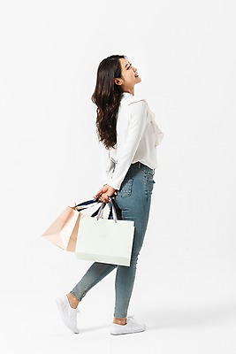 포토 JPG 스튜디오촬영 전신 응시 여자 실내 한명 서기 미소 들기 사람 손짓 성인 옆모습 캐주얼 30대 쇼핑백 여러개 한국인 청바지 뒷짐 성인여자한명만 국내포토 1 시선 옷 뷰포인트 다수 가방 바지 모션 표정 동양인 내부 장년 여자한명만 성인여자만 파일형식