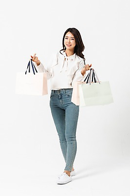 포토 JPG 스튜디오촬영 전신 응시 여자 손가락 실내 한명 서기 미소 들기 사람 손짓 성인 앞모습 캐주얼 30대 쇼핑 쇼핑백 한국인 청바지 성인여자한명만 국내포토 1 손 시선 옷 뷰포인트 가방 바지 모션 표정 동양인 내부 장년 여자한명만 성인여자만 파일형식