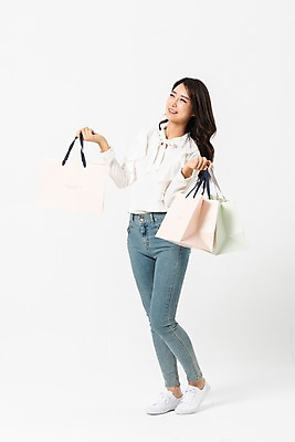 포토 JPG 스튜디오촬영 전신 응시 여자 실내 한명 서기 미소 들기 사람 손짓 성인 앞모습 캐주얼 30대 쇼핑 쇼핑백 여러개 한국인 청바지 성인여자한명만 국내포토 1 시선 옷 뷰포인트 다수 가방 바지 모션 표정 동양인 내부 장년 여자한명만 성인여자만 파일형식