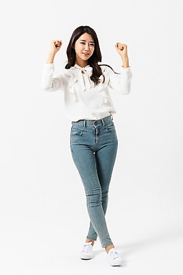 포토 JPG 스튜디오촬영 전신 응시 여자 포즈 실내 한명 서기 미소 사람 손짓 성인 앞모습 캐주얼 30대 파이팅 주먹 한국인 청바지 성인여자한명만 국내포토 1 시선 옷 뷰포인트 바지 모션 표정 동양인 내부 장년 여자한명만 성인여자만 파일형식