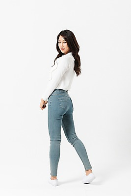 포토 JPG 스튜디오촬영 전신 긴머리 응시 여자 실내 한명 서기 사람 성인 뒷모습 캐주얼 30대 한국인 청바지 뒤돌아보기 손모으기 성인여자한명만 국내포토 1 헤어스타일 시선 옷 뷰포인트 바지 모션 동양인 손짓 내부 장년 여자한명만 성인여자만 파일형식