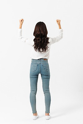 포토 JPG 스튜디오촬영 전신 긴머리 여자 실내 한명 서기 사람 손짓 성인 뒷모습 캐주얼 30대 손들기 파이팅 주먹 한국인 청바지 성인여자한명만 국내포토 1 헤어스타일 옷 뷰포인트 바지 모션 동양인 내부 장년 여자한명만 성인여자만 파일형식