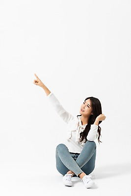 포토 JPG 스튜디오촬영 전신 응시 여자 실내 한명 미소 사람 앉기 손짓 성인 앞모습 캐주얼 30대 한국인 청바지 가리킴 성인여자한명만 국내포토 1 시선 옷 뷰포인트 바지 모션 표정 동양인 내부 장년 여자한명만 성인여자만 파일형식