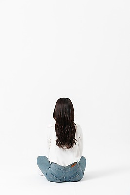 포토 JPG 스튜디오촬영 긴머리 여자 실내 한명 사람 상반신 성인 뒷모습 캐주얼 30대 한국인 청바지 가부좌 성인여자한명만 국내포토 1 헤어스타일 옷 뷰포인트 바지 앉기 동양인 내부 장년 여자한명만 성인여자만 파일형식