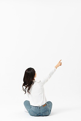 포토 JPG 스튜디오촬영 전신 응시 여자 실내 한명 사람 손짓 성인 뒷모습 캐주얼 30대 한국인 청바지 가리킴 가부좌 성인여자한명만 국내포토 1 시선 옷 뷰포인트 바지 모션 앉기 동양인 내부 장년 여자한명만 성인여자만 파일형식