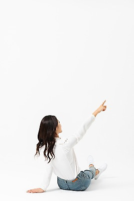 포토 JPG 스튜디오촬영 전신 응시 여자 실내 한명 사람 앉기 손짓 성인 뒷모습 캐주얼 30대 한국인 다리꼬기 청바지 가리킴 성인여자한명만 국내포토 1 시선 옷 뷰포인트 바지 모션 동양인 내부 장년 여자한명만 성인여자만 파일형식