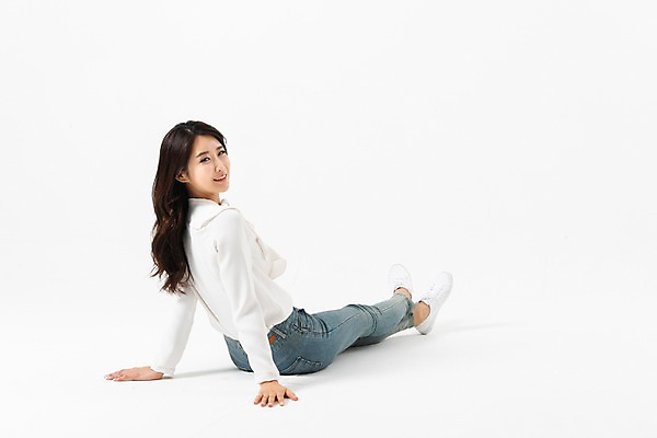 포토 JPG 스튜디오촬영 전신 응시 여자 실내 한명 미소 사람 앉기 성인 옆모습 캐주얼 30대 한국인 다리꼬기 청바지 뒤돌아보기 성인여자한명만 국내포토 1 시선 옷 뷰포인트 바지 모션 표정 동양인 내부 장년 여자한명만 성인여자만 파일형식