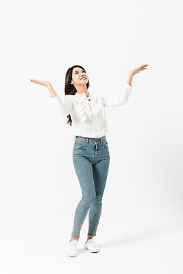 포토 JPG 스튜디오촬영 전신 응시 여자 팔벌리기 실내 한명 서기 미소 사람 손짓 성인 앞모습 캐주얼 30대 한국인 올려보기 청바지 성인여자한명만 국내포토 1 시선 옷 뷰포인트 바지 모션 표정 동양인 내부 장년 여자한명만 성인여자만 파일형식