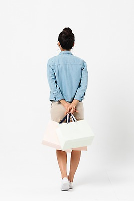 포토 JPG 스튜디오촬영 전신 여자 반바지 실내 한명 서기 들기 사람 성인 뒷모습 캐주얼 30대 쇼핑 쇼핑백 여러개 한국인 성인여자한명만 국내포토 1 옷 뷰포인트 다수 가방 바지 모션 동양인 내부 장년 여자한명만 성인여자만 파일형식