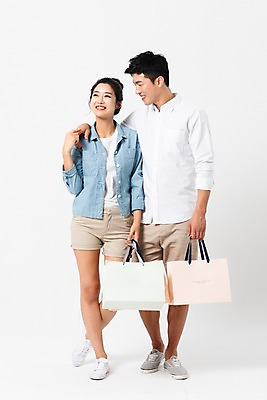포토 JPG 스튜디오촬영 전신 커플 응시 여자 남자 어깨동무 실내 서기 미소 들기 사람 성인 두명 앞모습 캐주얼 30대 쇼핑 쇼핑백 손잡기 여러개 한국인 즐거움 성인만 국내포토 시선 옷 감정 뷰포인트 포즈 다수 가방 관계 모션 표정 동양인 내부 장년 파일형식