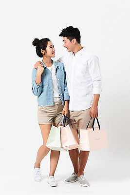 포토 JPG 스튜디오촬영 전신 커플 응시 여자 남자 실내 서기 미소 들기 사람 성인 두명 앞모습 캐주얼 30대 쇼핑 쇼핑백 마주보기 손잡기 여러개 한국인 즐거움 성인만 국내포토 시선 옷 감정 뷰포인트 다수 가방 관계 모션 표정 동양인 내부 장년 파일형식