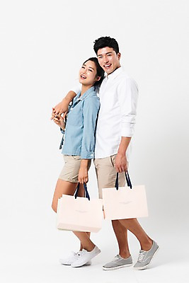 포토 JPG 스튜디오촬영 전신 커플 응시 여자 남자 실내 서기 미소 들기 사람 성인 두명 옆모습 캐주얼 30대 쇼핑 쇼핑백 손잡기 한국인 즐거움 성인만 국내포토 시선 옷 감정 뷰포인트 가방 관계 모션 표정 동양인 내부 장년 파일형식