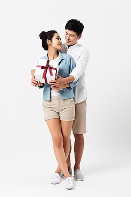 포토 JPG 스튜디오촬영 전신 커플 응시 여자 남자 실내 선물 서기 미소 들기 사람 성인 두명 앞모습 캐주얼 30대 선물상자 마주보기 다정 한국인 백허그 성인만 국내포토 시선 옷 뷰포인트 컨셉 관계 모션 포옹 표정 동양인 내부 장년 상자 파일형식