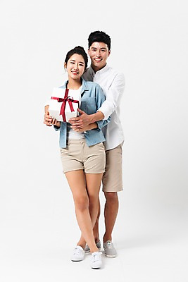 포토 JPG 스튜디오촬영 전신 커플 응시 여자 남자 행복 실내 선물 서기 미소 들기 사람 성인 두명 앞모습 캐주얼 30대 선물상자 손잡기 다정 한국인 백허그 성인만 국내포토 시선 옷 감정 뷰포인트 컨셉 관계 모션 포옹 표정 동양인 내부 장년 상자 파일형식
