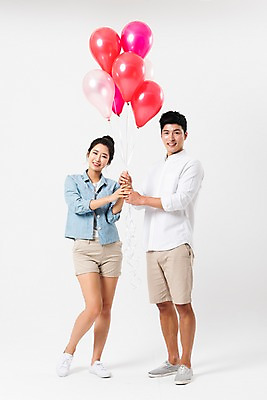 포토 JPG 스튜디오촬영 전신 커플 응시 여자 남자 실내 서기 미소 들기 사람 성인 두명 앞모습 캐주얼 30대 손잡기 여러개 한국인 풍선 성인만 국내포토 시선 옷 뷰포인트 다수 관계 모션 표정 동양인 내부 장년 파일형식