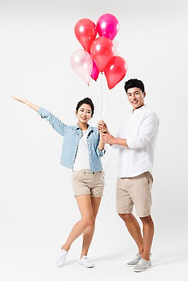 포토 JPG 스튜디오촬영 전신 커플 응시 여자 남자 팔벌리기 실내 서기 미소 들기 사람 성인 두명 앞모습 캐주얼 30대 손들기 손잡기 한국인 즐거움 풍선 성인만 국내포토 시선 옷 감정 뷰포인트 관계 모션 표정 동양인 내부 장년 파일형식