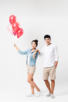 포토 JPG 스튜디오촬영 전신 커플 응시 여자 남자 실내 서기 미소 들기 사람 성인 두명 앞모습 옆모습 캐주얼 30대 손잡기 한국인 주머니손 풍선 성인만 국내포토 시선 옷 뷰포인트 관계 모션 표정 동양인 내부 장년 파일형식