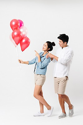 포토 JPG 스튜디오촬영 전신 커플 응시 여자 남자 실내 서기 미소 들기 사람 손짓 성인 두명 옆모습 캐주얼 30대 한국인 가리킴 풍선 성인만 어깨에손 국내포토 시선 옷 뷰포인트 관계 모션 표정 동양인 내부 장년 파일형식