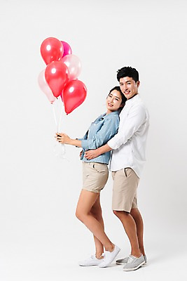 포토 JPG 스튜디오촬영 전신 커플 응시 여자 남자 허리손 실내 서기 미소 들기 사람 성인 두명 옆모습 캐주얼 30대 기댐 한국인 풍선 백허그 성인만 국내포토 시선 옷 뷰포인트 포즈 관계 모션 포옹 표정 동양인 내부 장년 파일형식