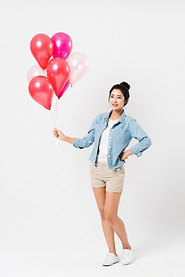 포토 JPG 스튜디오촬영 전신 응시 여자 허리손 반바지 실내 한명 서기 미소 들기 사람 손짓 성인 앞모습 캐주얼 30대 한국인 풍선 성인여자한명만 국내포토 1 시선 옷 뷰포인트 포즈 바지 모션 표정 동양인 내부 장년 여자한명만 성인여자만 파일형식