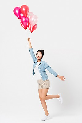 포토 JPG 스튜디오촬영 전신 응시 여자 반바지 팔벌리기 실내 한명 서기 미소 들기 사람 손짓 성인 옆모습 캐주얼 30대 손들기 한국인 풍선 다리들기 성인여자한명만 국내포토 1 시선 옷 뷰포인트 바지 모션 표정 동양인 내부 장년 여자한명만 성인여자만 파일형식