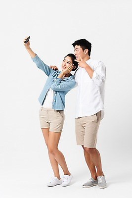 포토 JPG 스튜디오촬영 전신 커플 응시 여자 남자 실내 서기 미소 사람 성인 두명 옆모습 캐주얼 30대 스마트폰 손들기 한국인 셀프카메라 브이 꽃받침 성인만 어깨에손 국내포토 시선 옷 뷰포인트 관계 모션 표정 동양인 손짓 내부 장년 핸드폰 스마트기기 사진촬영 파일형식