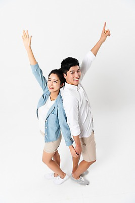 포토 JPG 스튜디오촬영 전신 커플 응시 여자 남자 실내 서기 미소 사람 손짓 성인 두명 옆모습 캐주얼 30대 하이앵글 손들기 손잡기 한국인 올려보기 등맞대기 성인만 국내포토 시선 옷 뷰포인트 관계 모션 표정 동양인 내부 장년 파일형식