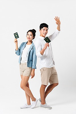 포토 JPG 스튜디오촬영 전신 커플 응시 여자 남자 실내 서기 미소 들기 사람 손짓 성인 두명 옆모습 캐주얼 30대 손들기 한국인 인사 여권 성인만 국내포토 시선 옷 뷰포인트 관계 모션 표정 동양인 내부 장년 예절 파일형식