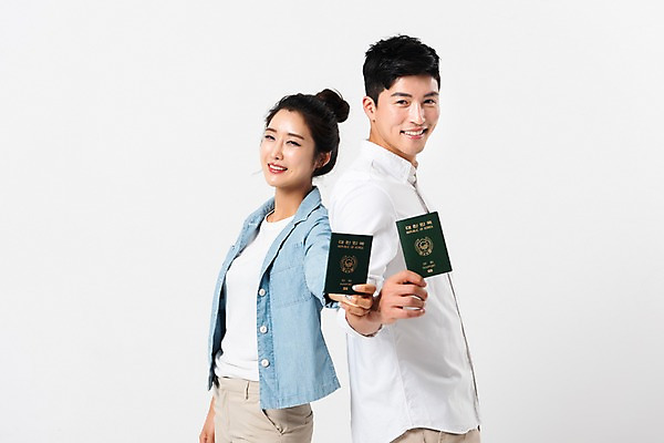 포토 JPG 스튜디오촬영 커플 응시 여자 남자 실내 서기 미소 들기 사람 상반신 성인 두명 옆모습 캐주얼 30대 한국인 등맞대기 손내밀기 여권 성인만 국내포토 시선 옷 뷰포인트 관계 모션 표정 동양인 손짓 내부 장년 파일형식