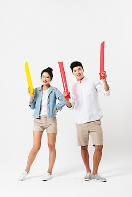 포토 JPG 스튜디오촬영 전신 커플 응시 여자 남자 허리손 응원 실내 서기 미소 들기 사람 성인 두명 앞모습 캐주얼 빨간색 30대 노란색 손들기 한국인 즐거움 막대풍선 성인만 국내포토 시선 옷 감정 뷰포인트 컬러 포즈 관계 모션 표정 동양인 내부 장년 응원용품 풍선 파일형식