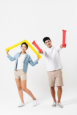 포토 JPG 스튜디오촬영 전신 커플 여자 남자 포즈 응원 실내 서기 미소 들기 사람 성인 두명 앞모습 캐주얼 빨간색 30대 노란색 손들기 한국인 손내밀기 즐거움 머리위 막대풍선 성인만 국내포토 옷 감정 뷰포인트 컬러 관계 모션 표정 동양인 손짓 내부 장년 응원용품 풍선 파일형식