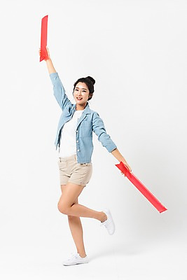 포토 JPG 스튜디오촬영 전신 응시 여자 반바지 응원 실내 한명 서기 미소 들기 사람 성인 앞모습 캐주얼 빨간색 30대 손들기 한국인 막대풍선 다리들기 성인여자한명만 국내포토 1 시선 옷 뷰포인트 컬러 바지 모션 표정 동양인 내부 장년 응원용품 풍선 여자한명만 성인여자만 파일형식