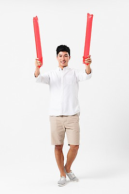 포토 JPG 스튜디오촬영 전신 남자 응원 실내 한명 서기 미소 들기 사람 성인 앞모습 캐주얼 빨간색 30대 손들기 한국인 두개 응원용품 막대풍선 성인남자한명만 국내포토 1 옷 뷰포인트 컬러 2 모션 표정 동양인 내부 장년 오브젝트 풍선 남자한명만 성인남자만 파일형식