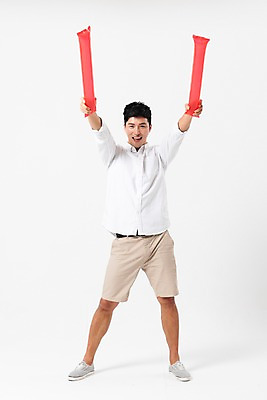 포토 JPG 스튜디오촬영 전신 남자 응원 실내 한명 서기 미소 들기 사람 성인 앞모습 캐주얼 30대 손들기 한국인 두개 응원용품 막대풍선 성인남자한명만 국내포토 1 옷 뷰포인트 2 모션 표정 동양인 내부 장년 오브젝트 풍선 남자한명만 성인남자만 파일형식