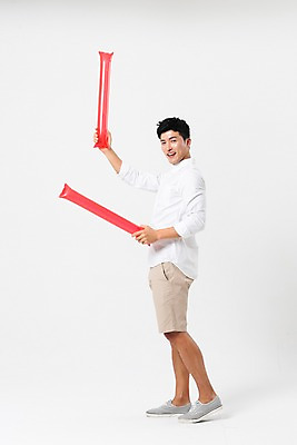 포토 JPG 스튜디오촬영 전신 응시 남자 응원 실내 한명 서기 미소 들기 사람 성인 옆모습 캐주얼 빨간색 30대 손들기 한국인 두개 응원용품 막대풍선 성인남자한명만 국내포토 1 시선 옷 뷰포인트 컬러 2 모션 표정 동양인 내부 장년 오브젝트 풍선 남자한명만 성인남자만 파일형식