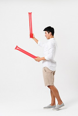 포토 JPG 스튜디오촬영 전신 남자 응원 실내 한명 서기 미소 들기 사람 성인 옆모습 캐주얼 30대 손들기 한국인 두개 응원용품 막대풍선 성인남자한명만 국내포토 1 옷 뷰포인트 2 모션 표정 동양인 내부 장년 오브젝트 풍선 남자한명만 성인남자만 파일형식