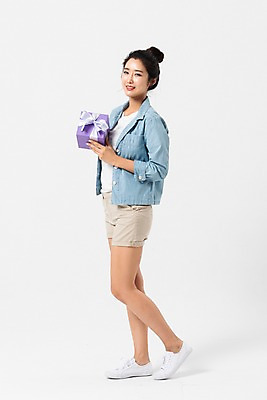 포토 JPG 스튜디오촬영 전신 응시 여자 반바지 실내 선물 한명 서기 미소 들기 사람 성인 옆모습 캐주얼 30대 선물상자 한국인 성인여자한명만 국내포토 1 시선 옷 뷰포인트 바지 모션 표정 동양인 내부 장년 상자 여자한명만 성인여자만 파일형식
