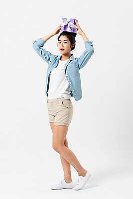 포토 JPG 스튜디오촬영 전신 응시 여자 반바지 실내 선물 한명 서기 들기 사람 성인 옆모습 캐주얼 30대 선물상자 한국인 머리위 성인여자한명만 국내포토 1 시선 옷 뷰포인트 바지 모션 동양인 내부 장년 상자 여자한명만 성인여자만 파일형식 하의 인종 여자만 성인만