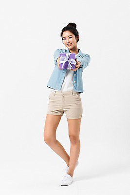 포토 JPG 스튜디오촬영 전신 응시 여자 반바지 실내 선물 한명 서기 미소 들기 사람 성인 앞모습 캐주얼 30대 선물상자 한국인 주기 성인여자한명만 국내포토 1 시선 옷 뷰포인트 바지 모션 표정 동양인 내부 장년 상자 여자한명만 성인여자만 파일형식