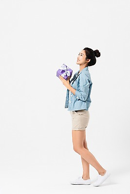 포토 JPG 스튜디오촬영 전신 응시 여자 반바지 실내 선물 한명 서기 미소 들기 사람 성인 옆모습 캐주얼 30대 선물상자 한국인 성인여자한명만 국내포토 1 시선 옷 뷰포인트 바지 모션 표정 동양인 내부 장년 상자 여자한명만 성인여자만 파일형식