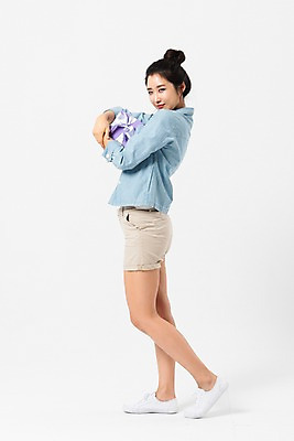 포토 JPG 스튜디오촬영 전신 응시 여자 반바지 안기 실내 선물 한명 서기 미소 들기 사람 성인 옆모습 캐주얼 30대 선물상자 한국인 성인여자한명만 국내포토 1 시선 옷 뷰포인트 바지 모션 표정 동양인 내부 장년 상자 여자한명만 성인여자만 파일형식