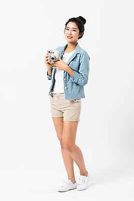 포토 JPG 스튜디오촬영 전신 응시 여자 반바지 실내 한명 서기 미소 들기 사람 성인 앞모습 캐주얼 30대 카메라 한국인 성인여자한명만 국내포토 1 시선 옷 뷰포인트 바지 모션 표정 동양인 내부 장년 전자제품 여자한명만 성인여자만 파일형식