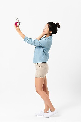 포토 JPG 스튜디오촬영 전신 응시 여자 반바지 실내 한명 서기 미소 들기 사람 성인 옆모습 캐주얼 30대 카메라 사진촬영 턱괴기 한국인 셀프카메라 성인여자한명만 국내포토 1 시선 옷 뷰포인트 바지 모션 표정 동양인 내부 장년 전자제품 촬영 여자한명만 성인여자만 파일형식