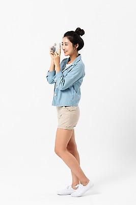 포토 JPG 스튜디오촬영 전신 응시 여자 반바지 실내 한명 서기 미소 들기 사람 성인 옆모습 캐주얼 30대 카메라 사진촬영 한국인 성인여자한명만 국내포토 1 시선 옷 뷰포인트 바지 모션 표정 동양인 내부 장년 전자제품 촬영 여자한명만 성인여자만 파일형식 하의 인종 여자만 성인만